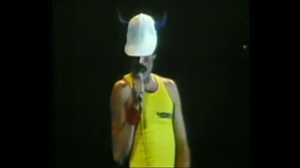 Queen - Another one bites the dust ( Brian & Roger Talks) 