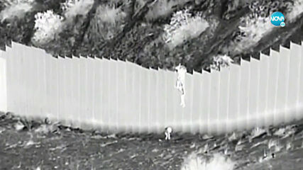 ШОКИРАЩИ КАДРИ: Хвърлиха две малки деца през 4-метрова ограда