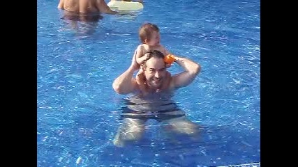 Елица се къпе в басейна
