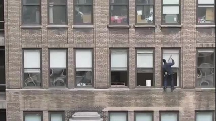 Смелчага мие прозорци на 10-ия етаж без обезопасено въже