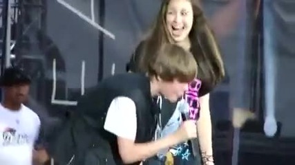 Justin Bieber взема своя фенка на сцената 