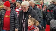 "Червени" привърженици се снимат за спомен с Джони Велинов