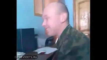 Луд войник пред компютъра 