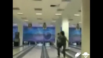 Дупква В Тавана От Боулинг Топка Смях