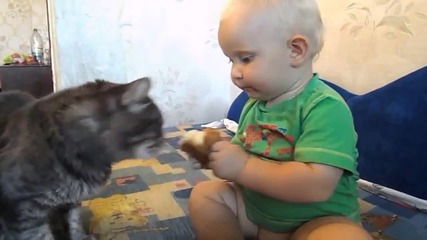 Бебе и котка с обща закуска