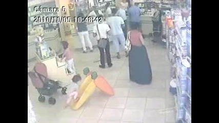 Нагла циганка краде от магазин 