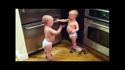 Бебета се карат (смях) !!!