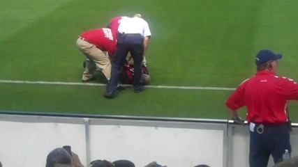 Снимки+видео - Фен нахлу на терена за да нацелува Роналдиньо 