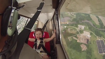 Първия акробатичен полет на малко момиченце !