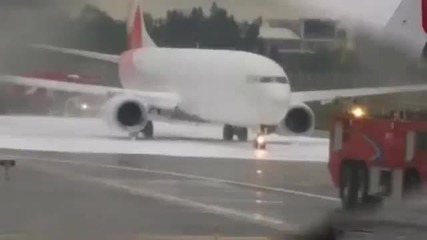 Пожарникари напръскаха с пяна грешен самолет на летище