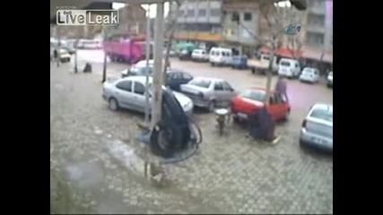 Автомобил Блъска Пешеходец ! 
