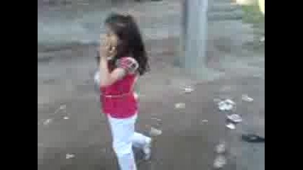 Малката Бамбаляшка Ан - Мари играе кючек 