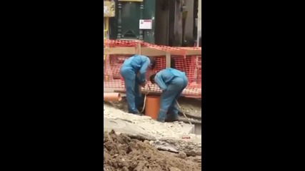 Какво ли дърпат тези работници? смях