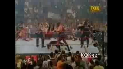 Wwf - Stone Cold се завръща и спaсява Wwf