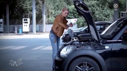 Как блондинка налива масло в колата!!!
