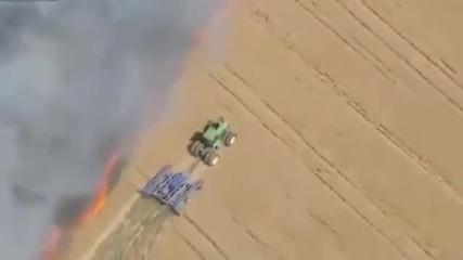 Тракторист се бори за нивата си с огъня !