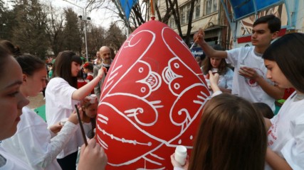 Българчета пазят стари великденски традиции