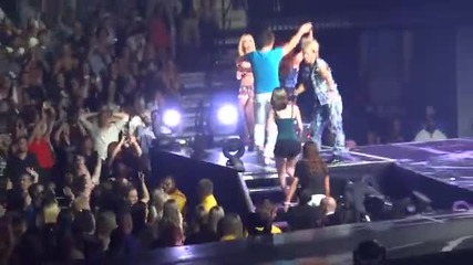 Britney Spears - I Wanna Go на живо в Atlantic city F F T 6.8.11