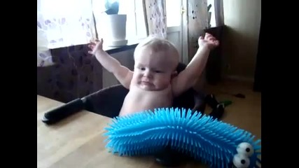 Смешно бебе се плаши от гумената си играчка ! 