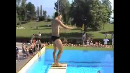 Неуспешен опит при скок в басейн !