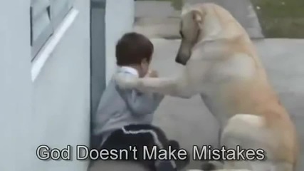 Куче стои при дете, което е болно от синдрома на Даун