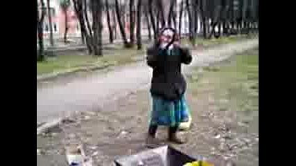 Бабичка танцува брейк!!!:)) 