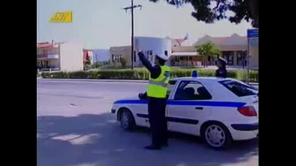 Смях Полицай спира моторист!