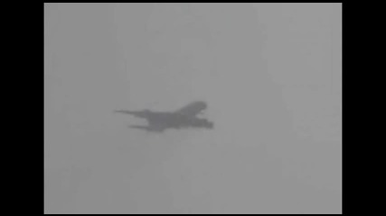 видео Три мълнии удрят самолет, пътниците живи и здрави