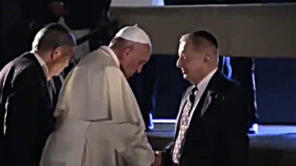 Папа Франциск се кланя и целува ръцете на Ротшилд и Рокфелер