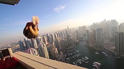 Смелчага прави луди неща на върха на небостъргачи!