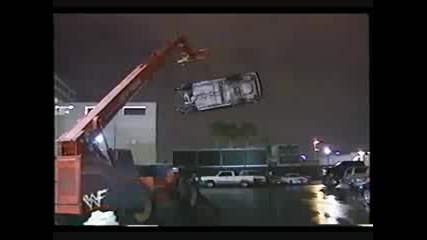 Wwf - Ледения хвърля колата на Трите Хикса когато и той е във нея ( Survivor Series 2000 ) 