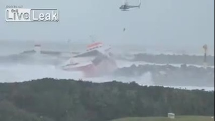 Кораб се разбива в бреговете на Франция