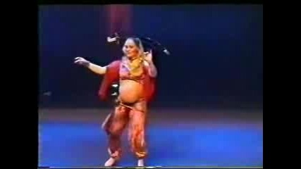 Луда И Дебела (Бременна) Индийка Танцува Със Сабя На Главата