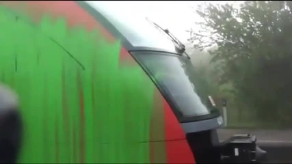 Лудаци спират влак и правят графит на него !