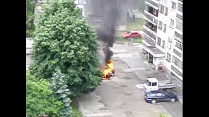 Кола изгоря пред блок в Русе 