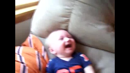 Бебето се напика от смях ! 