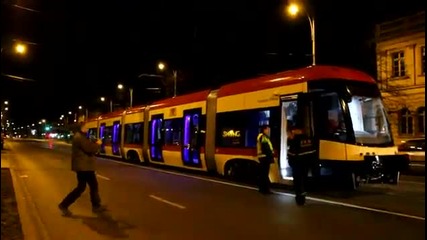 Разтоварване на трамвай Pesa Swing