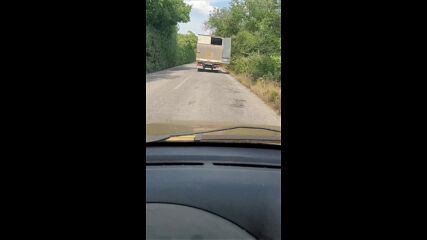Камион шофира с отворена врата