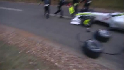 Мечка напада екип на Формула 1