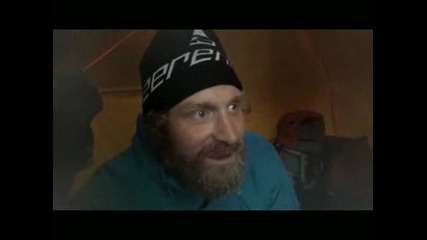 Полярна мечка напада човек 