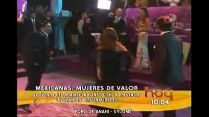 Anahi En La Alfombra Del Evento Mexicanas Mujeres De Valor