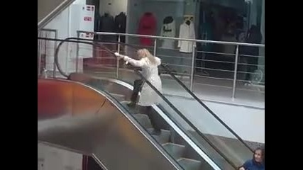 Тъпа блондинка на ескалатор