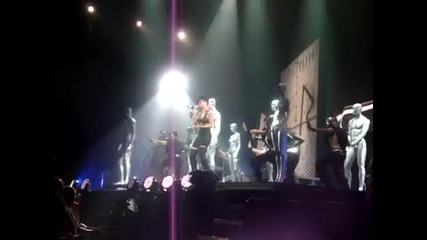 rihanna last girl on earth tour 2010 Wait is over and live your life and run this town 
