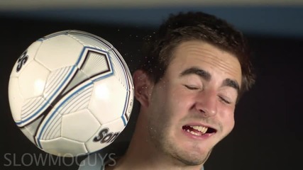 Удар от футболна топка в лицето(забавен кадър)
