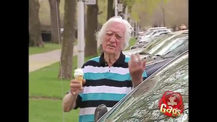 Дядо размазва сладолед в полицай - Скрита камера