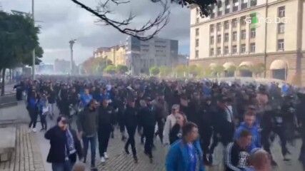 Феновете на Левски шестват из София преди дербито с ЦСКА