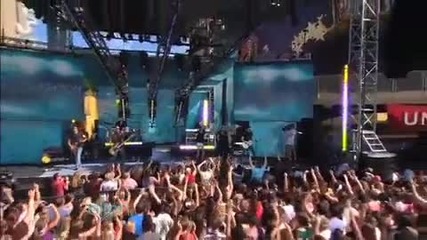 Kelly Clarkson Performs Her Greatest Hits 
