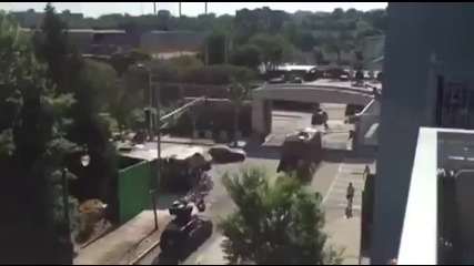 Невнимателен шофьор на боклукджийски камион със салто събаря мост !