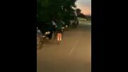 Деца карат тротинетка без каски по тъмна улица в София
