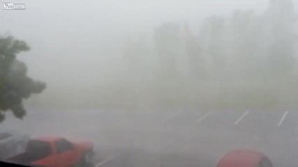 светкавица пада на метри от къща !